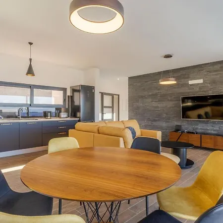Casa Mozart I Sea View, Pool & Ac Retreat *